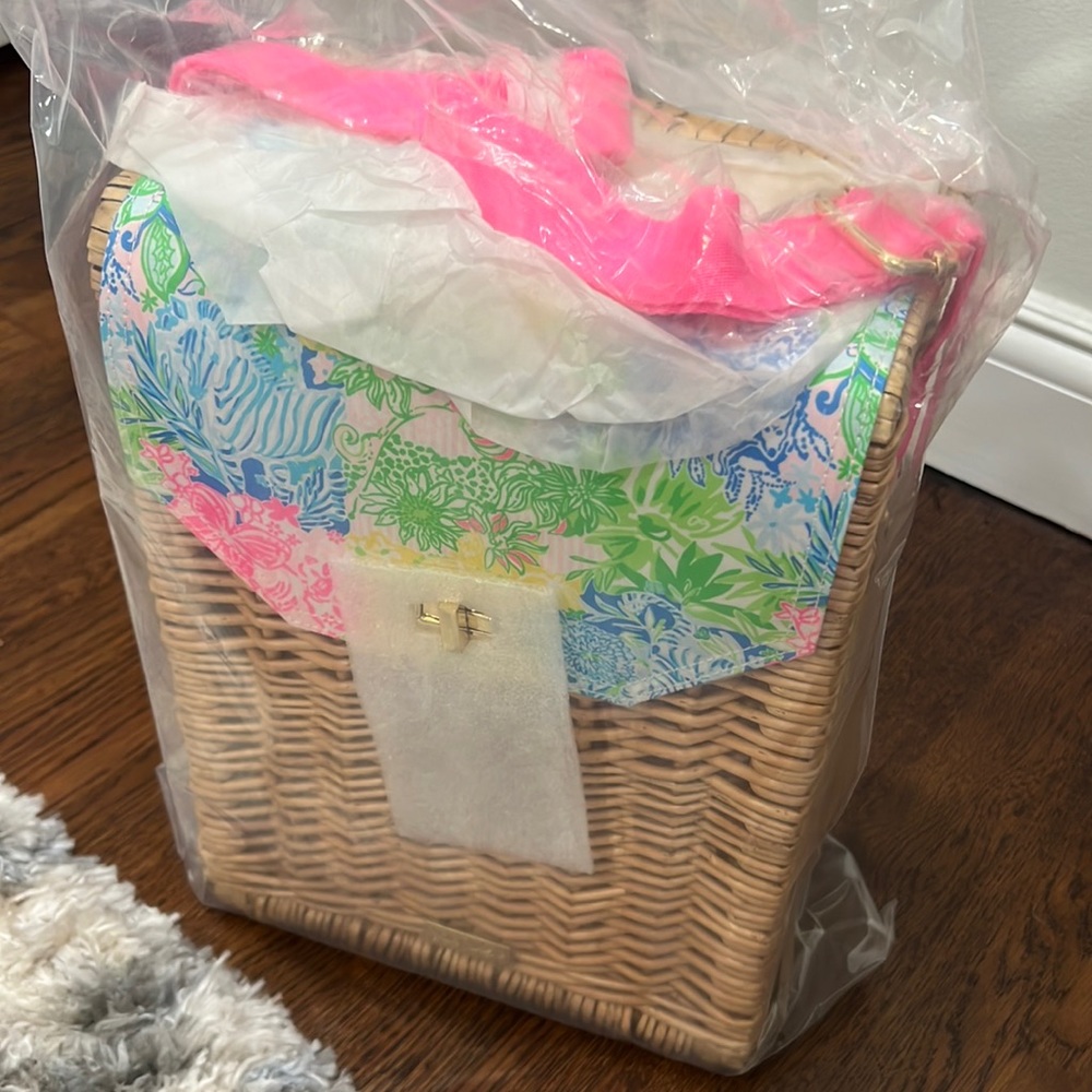 New Lily Pulitzer wicker wine/bottle tote basket. Perfect gift!